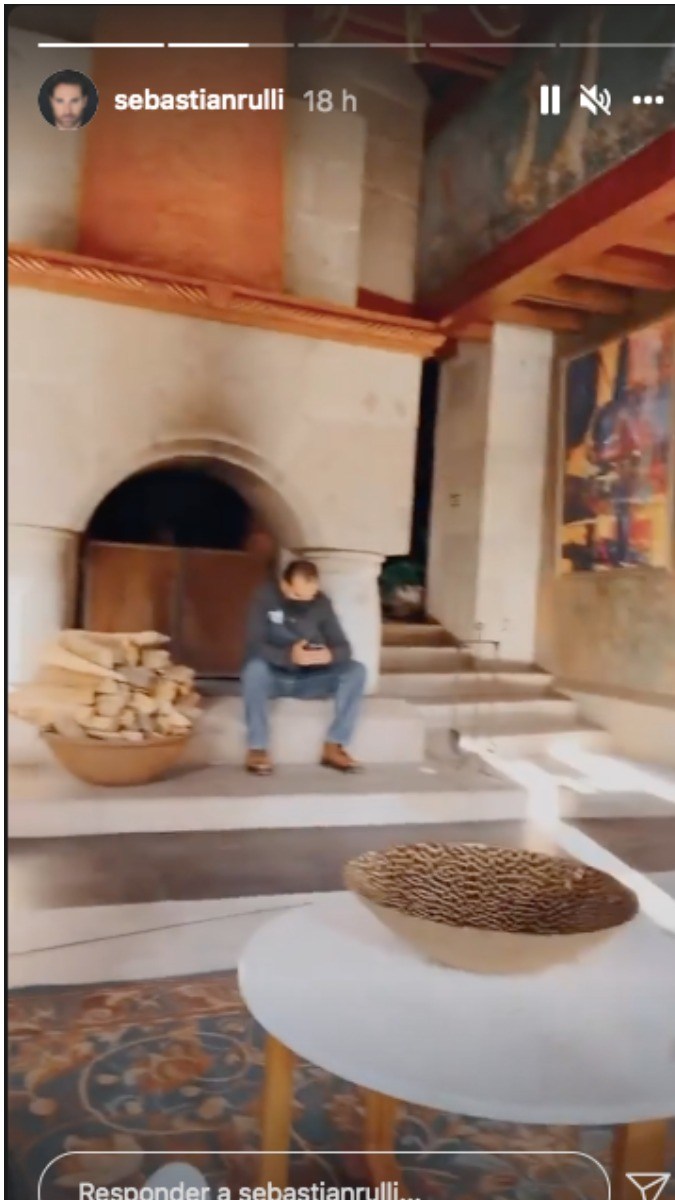 Sebastián Rulli presumió la chimenea de pieda (Sebastián Rulli/Instagram)