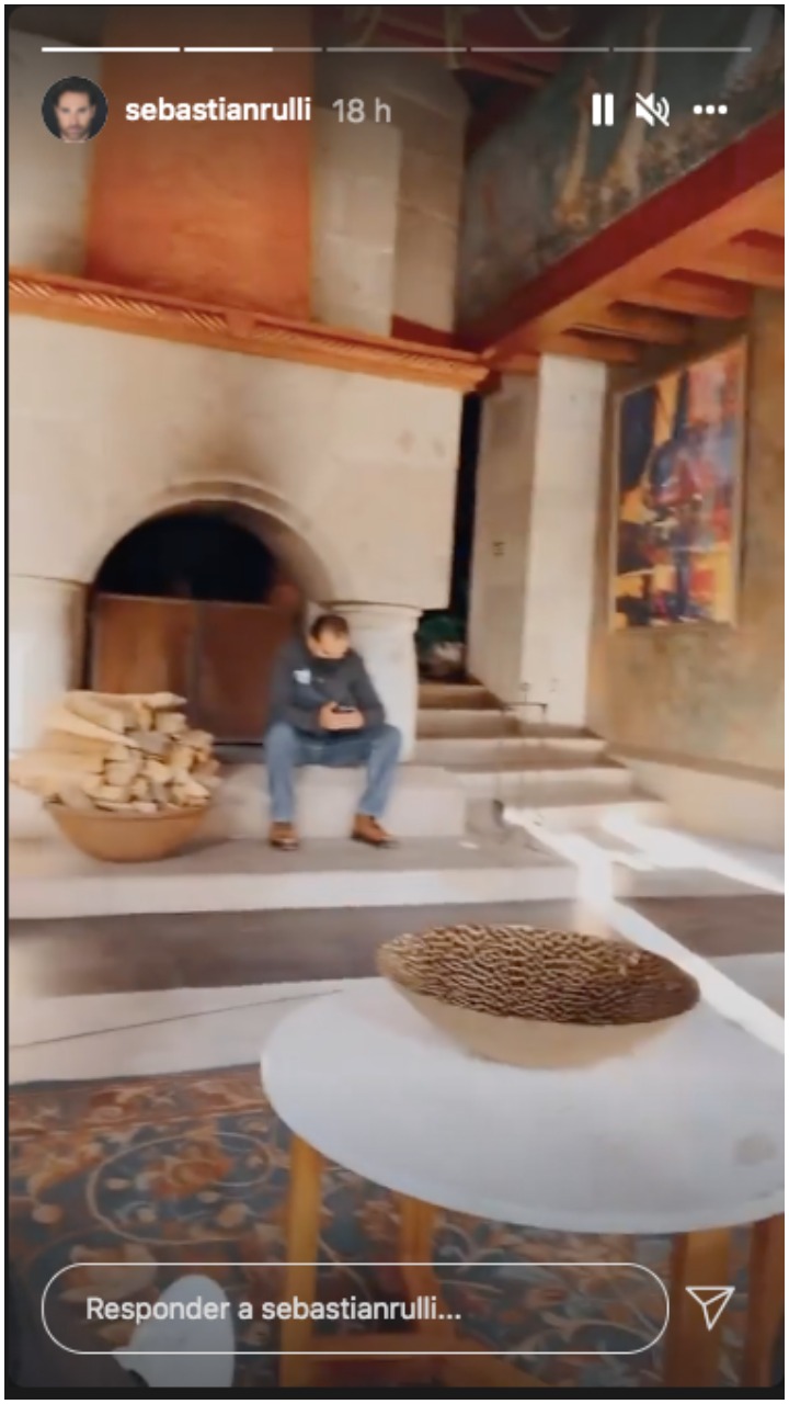 Sebastián Rulli showed off the pieda fireplace (Sebastián Rulli / Instagram)