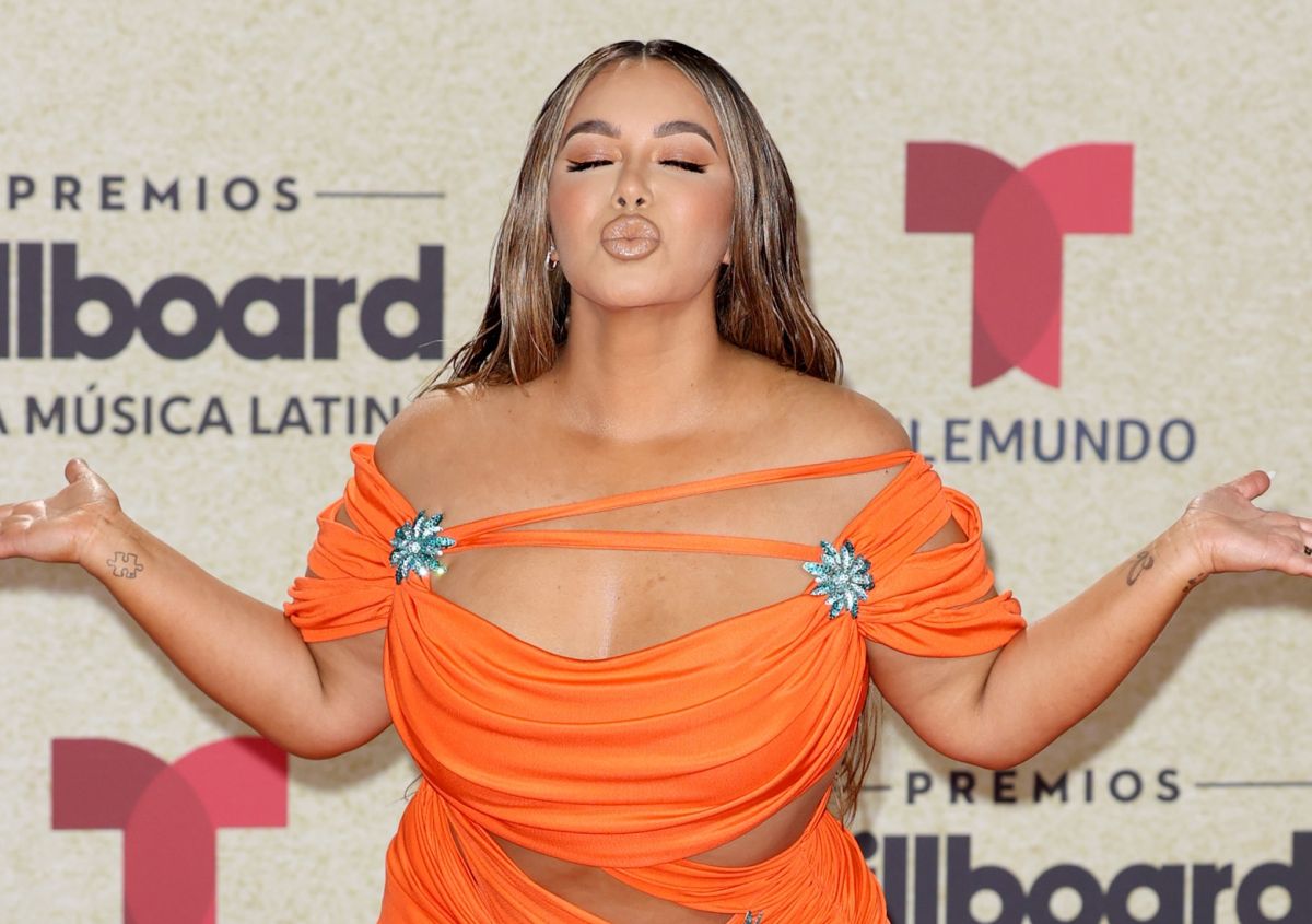 Chiquis Rivera se muestra en leggings de vinipiel y hasta mueve su cuerpo al anunciar su perfume