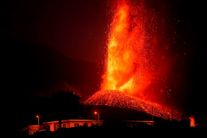 Erupción de volcán en La Palma, España.