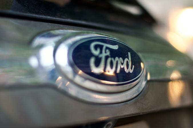 Foto del logo de Ford sobre una c