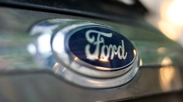 Foto del logo de Ford sobre una c