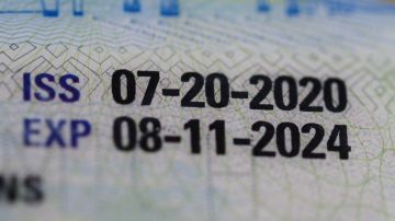Detalle de una licencia de conducir de Estados Unidos mostrando fecha de vencimiento