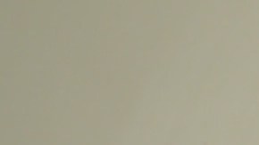 Foto de una persona escribiendo en una ventana