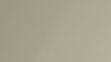 Foto de una persona escribiendo en una ventana