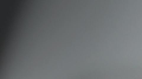 Foto de un conductores destapando una botella de licor