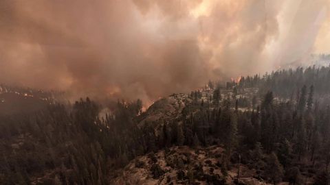 Three Rivers (United States), 18/09/2021.- A handout photo made available by the National Park Service shows the KNP Complex Fire within the Sequoia National Forest near Three Rivers, California, USA, 17 September 2021. The KNP Complex Fire, comprising the Colony and Paradise Fires, has already scorched more than 4,600 hectares and is threatening the giant sequoia known as General Sherman, the biggest tree in the world. (Incendio, Estados Unidos) EFE/EPA/National Park Service HANDOUT HANDOUT EDITORIAL USE ONLY/NO SALES