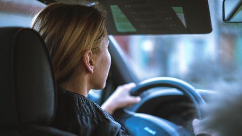 Foto de una adolescente conduciendo