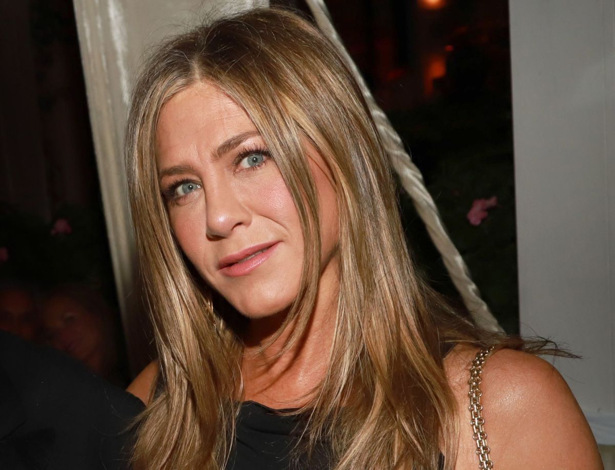 At 52, Jennifer Aniston shows her flexibility by working out in tight black leggings