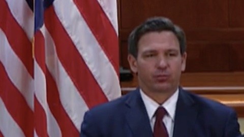 Joseph Ladapo junto al gobernador de Florida, Ron DeSantis, durante la conferencia de prensa para anunciar su nombramiento como nuevo director de salud del estado.