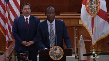 Joseph Ladapo junto al gobernador de Florida, Ron DeSantis, durante la conferencia de prensa para anunciar su nombramiento como nuevo director de salud del estado.