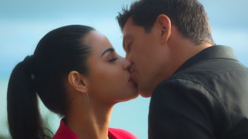 Maite Perroni y Yahir besándose en 'El Juego de las Llaves 2'