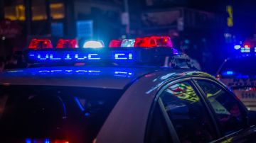Foto de un auto de la policía con luces encendidas