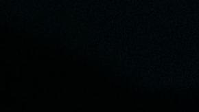 Foto de un hombre conduciendo mientras usa GPS