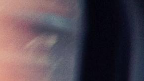 Foto de un conductor tomada desde la parte trasera del auto