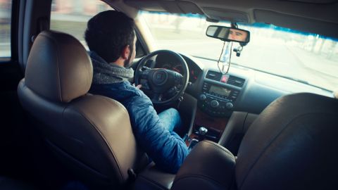 Foto de un conductor tomada desde la parte trasera del auto