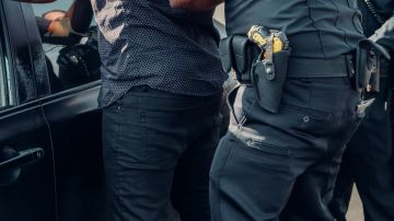 Foto de un policía arrestando a un conductor