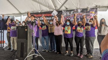 Miembros del sindicato y trabajadores celebran por el nuevo contrato. / fotos: Jacqueline García.