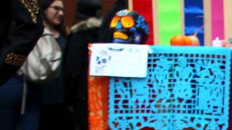 Las ofrendas o altares en Día de Muertos es una tradición muy mexicana.