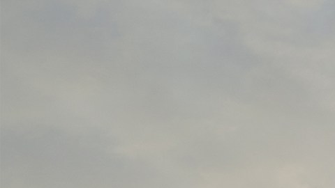 Foto de la R1T de Rivian al atardecer en el desierto