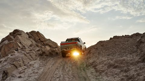 Foto de la R1T de Rivian al atardecer en el desierto