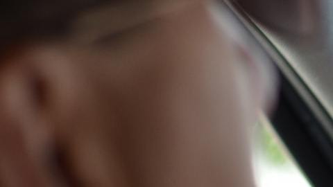 Foto de un hombre con las manos sobre el volante
