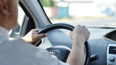 Foto de un hombre con las manos sobre el volante