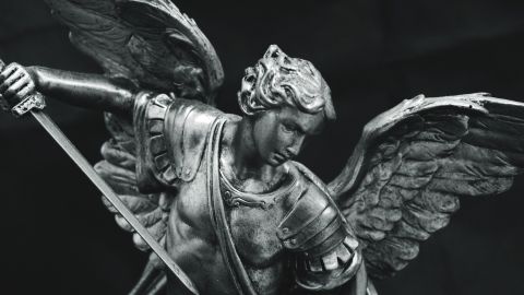 San Miguel Arcángel es el protector de los seres humanos.