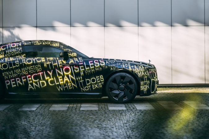 Foto lateral del Rolls-Royce Spectre completamente eléctrico