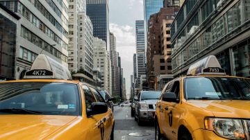 Foto de una avenida de New York con taxis en primer plano