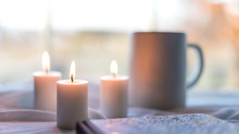 Rituales sencillos con velas pueden ayudarte a ser más positivo.