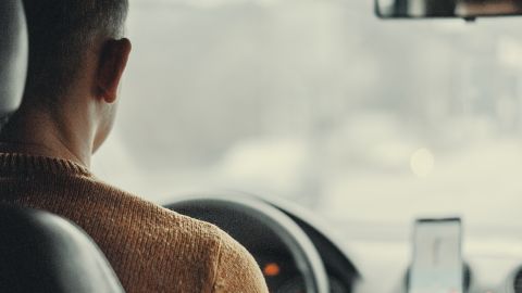 foto de un conductor tomada desde la parte trasera de un auto