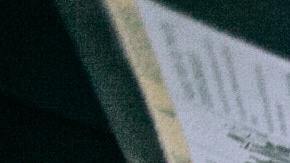 Foto de una adolescente conduciendo