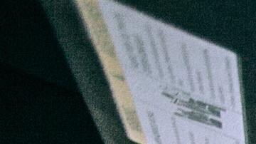 Foto de una adolescente conduciendo