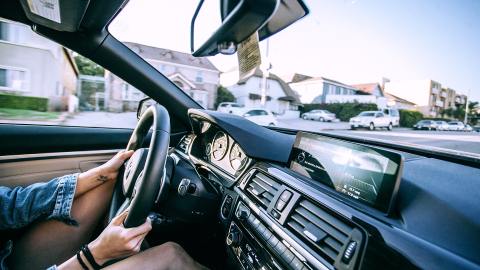 Foto de una adolescente conduciendo