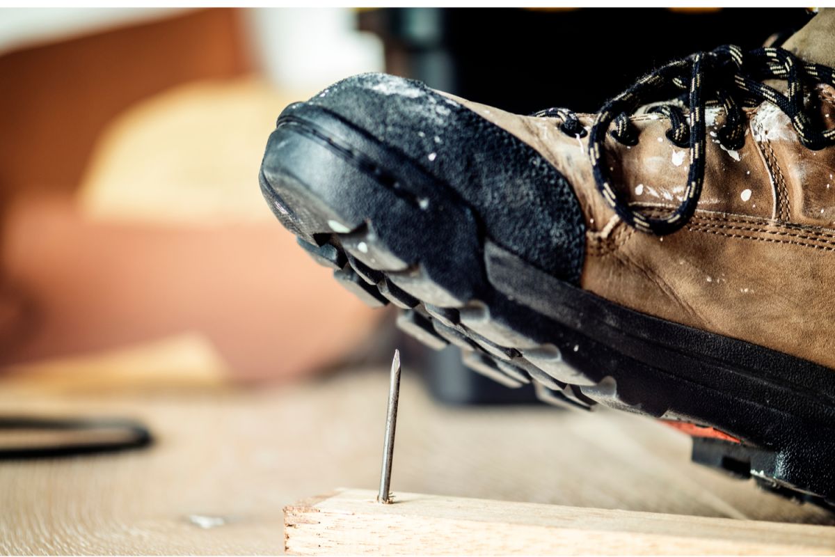 Son tantos los riesgos a los que estamos expuestos cuando trabajamos en áreas en construcción, que el uso de este tipo de zapatos es imprescindible