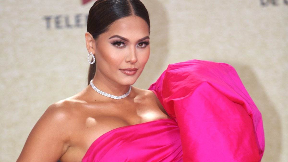 Andrea Meza seduce al público con una sensual 'selfie' frente al espejo