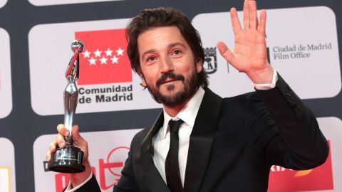 Diego Luna recibe el Premio Platio de Honor.