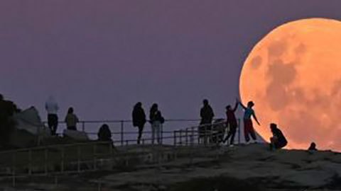 Generaciones han observado la Luna para predecir el tiempo.