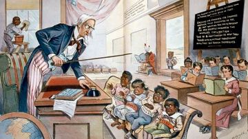Caricatura de 1899 sobre la política estadounidense de enseñar inglés a sus nuevas colonias con niños de Filipinas, Hawái, Puerto Rico y Cuba en la primera fila.