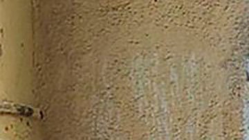 Cartel que marca el lugar en el que mataron a Libero Grassi.