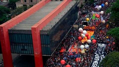 En São Paulo, los manifestantes se reunieron frente al Museo de Arte, en la Avenida Paulista.