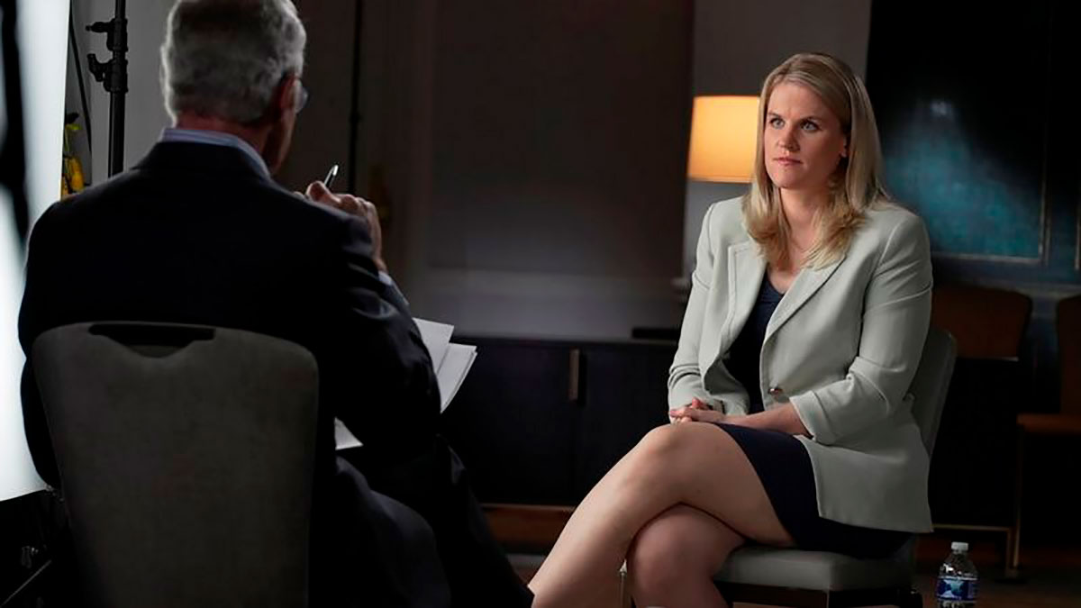 Frances Haugen siendo entrevistada por Scott Pelley para el programa "60 Minutes" de la CBS.
