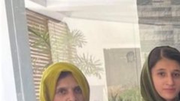 Aman Khalili (3o desde la derecha) y su familia.