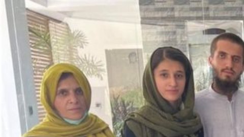 Aman Khalili (3o desde la derecha) y su familia.