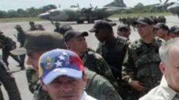 Vielma Mora (primero por la izda.) fue gobernador del Estado Táchira entre 2013 y 2017.