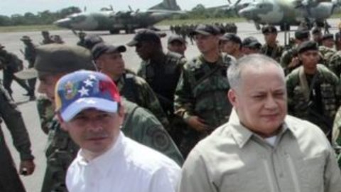 Vielma Mora (primero por la izda.) fue gobernador del Estado Táchira entre 2013 y 2017.
