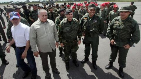 Vielma Mora (primero por la izda.) fue gobernador del Estado Táchira entre 2013 y 2017.