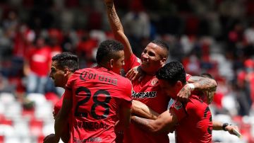 Diego Chávez celebra el gol para los Diablos Rojos