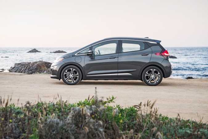 Foto lateral del Chevrolet Bolt EV 2019